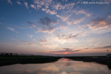 湿地黄昏 倒影 池塘 蓝天白云