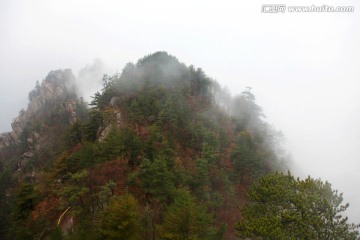 流云飞渡的峰峦