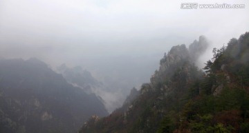 轻云曼雾的山峰