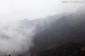 云遮雾罩伏牛山