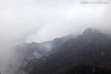 云遮雾罩的大山