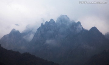 云遮雾罩的山峰