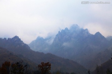 云飘雾绕的大山