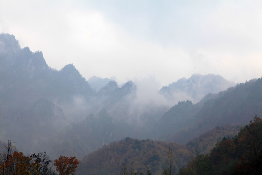 云雾飘渺的山峰