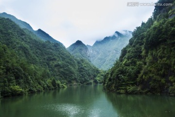 水库 山