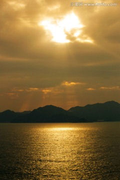 日出后金色的海面和天空