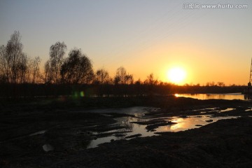 河滩夕阳