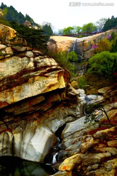 峡谷瀑布