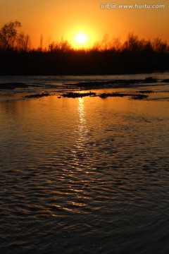 夕阳河水