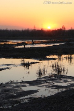 夕阳红映河水