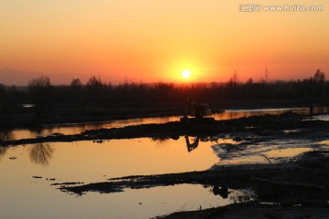 夕阳下的挖掘机