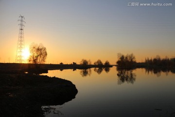 夕阳下的伊犁河