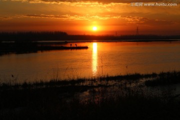 夕阳河水映彩霞