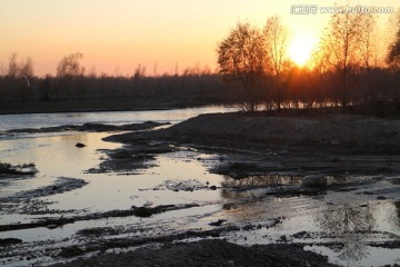 夕阳树影斜