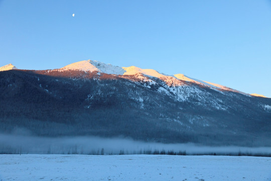 雪山晨光