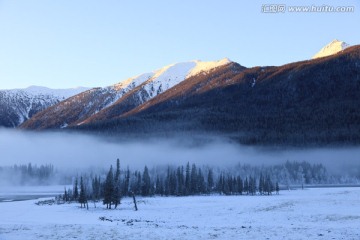 雪山晨光