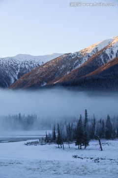 雪山晨雾