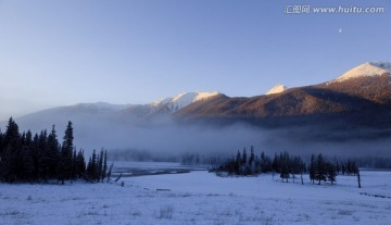 雪山晨雾