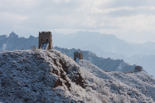 长城冬雪 敌楼 浓云 远山