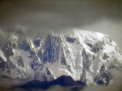 险峻的雪山