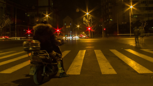 上海夜晚路口
