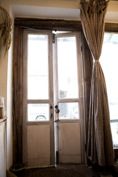 门与窗帘