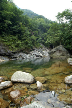 峡谷溪流