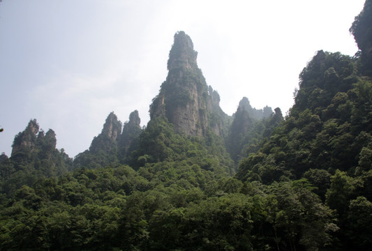 峻峭山峰妩媚峥嵘