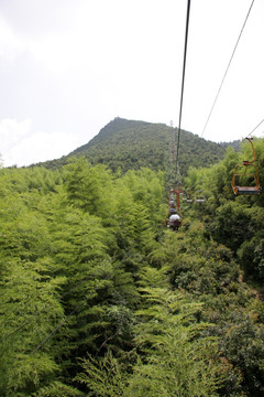 观赏风景缆车运行