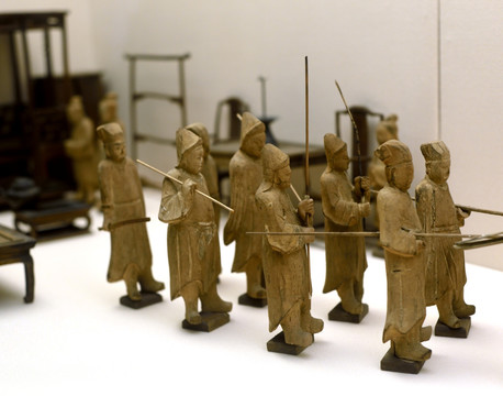 博物馆里的古代木雕人像