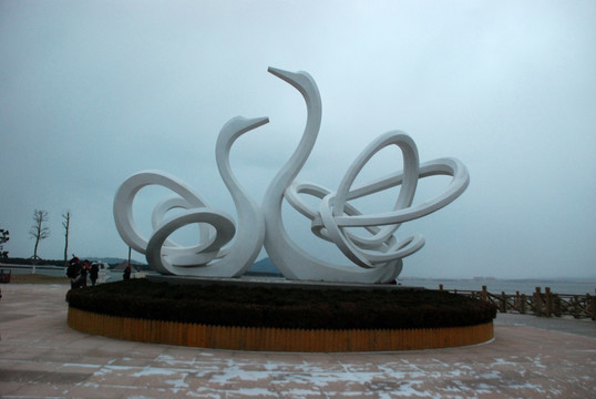 天鹅湖 天鹅雕塑 雕塑艺术