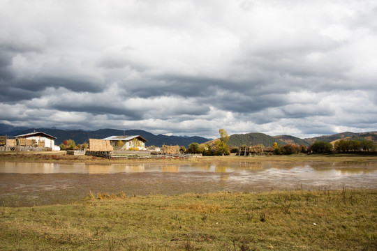 云南香格里拉乡村田野