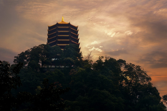 青城山老君阁日出（合成）