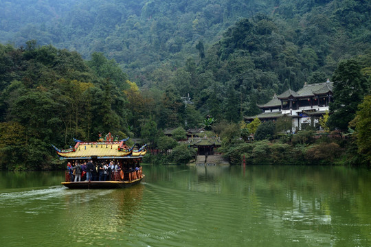 青城山月沉湖游船