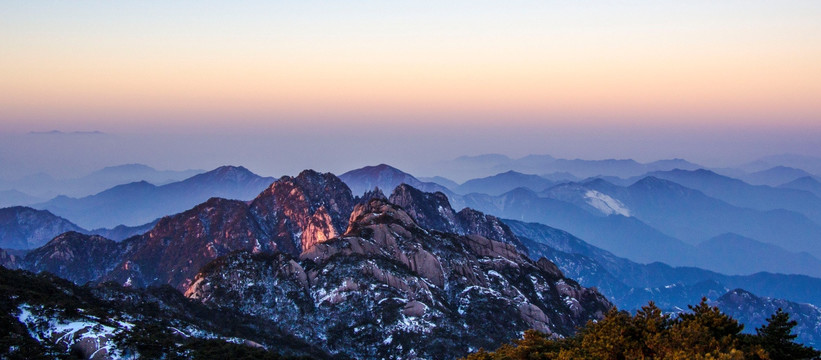 朝霞下的黄山群山