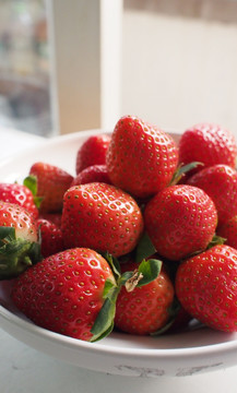 草莓与白碟子