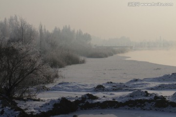 晨雾河边