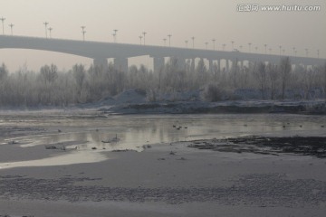 冬日的伊犁河大桥