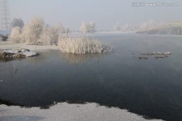 静湖雪影