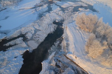 伊犁河冰封雪树