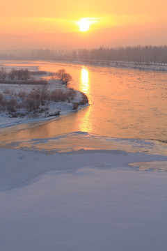 冰雪朝阳伊犁河
