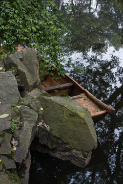 留园 池塘 绿树成荫 小木船