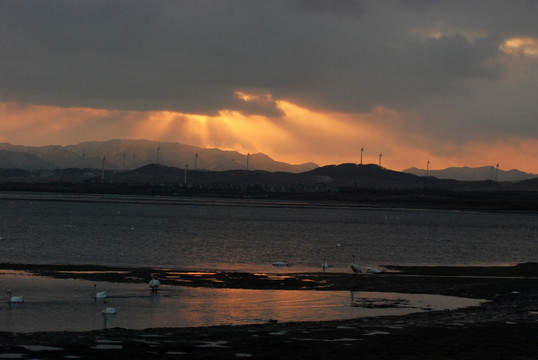 天鹅湖 夕阳 落日余晖 山脉