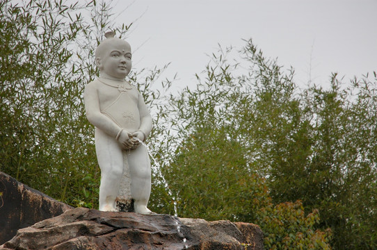 撒尿小孩雕像