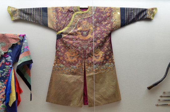 紫段寿字纹蟒袍