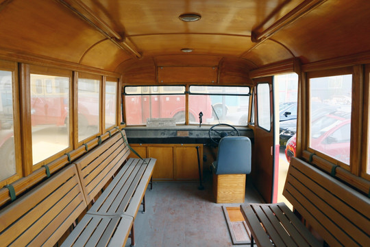 老式公交车