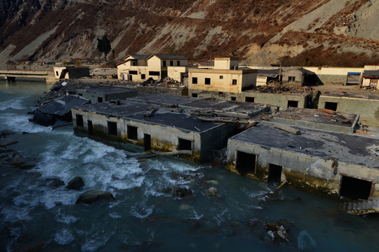 汶川泥石流淹没房屋