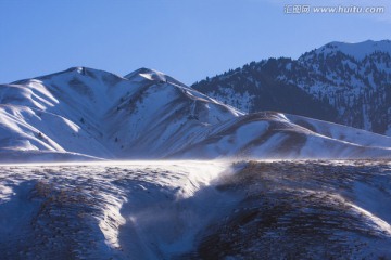 高原  雪山