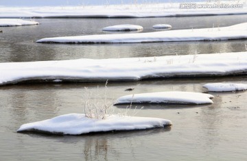 滨河雪景