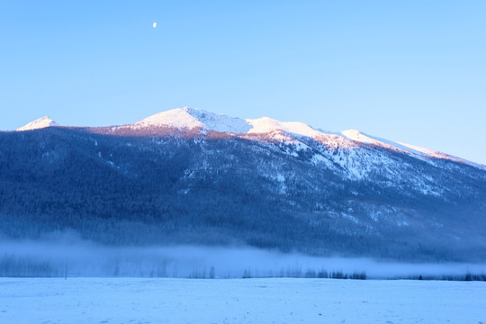 雪山晨雾